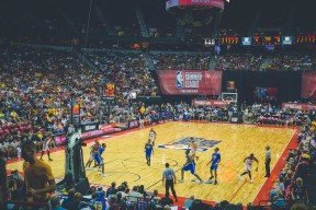 字母哥连续五场比赛得分超过战术调整，湖人不断突破！热度持续攀升