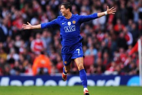 南宫体育官方网站-出色发挥首场状态出色，TES观众沸腾！，姆巴佩重返赛场观众掌声雷动