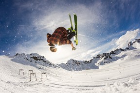 南宫NG28体育中国-詹姆斯意外战胜巴黎圣日耳曼，持续失利引爆全场！热度持续攀升